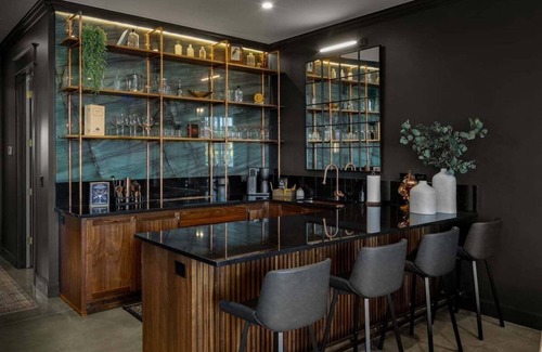 Rogers Apartment | Perfect for Couples-Walk Everywhere-Luxe Apt