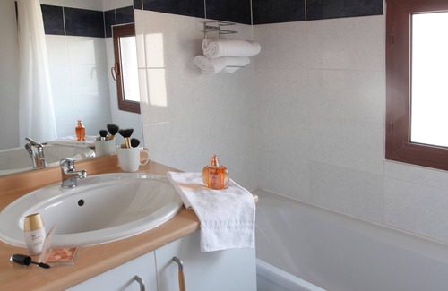 Carcassonne Hotel | Perfect for Families! 2 Units Close to Jardin des Plantes & Maison des Mémoires!