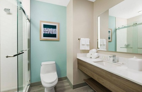 Marathon Hotel | Perfect for Family and Friends! Relaxing Rooms, Outdoor Pool, FREE Breakfast