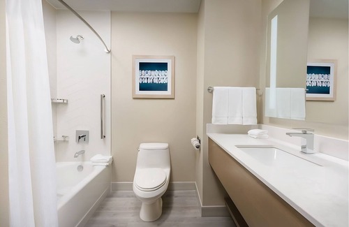 Marathon Hotel | Perfect for Family and Friends! Relaxing Rooms, Outdoor Pool, FREE Breakfast