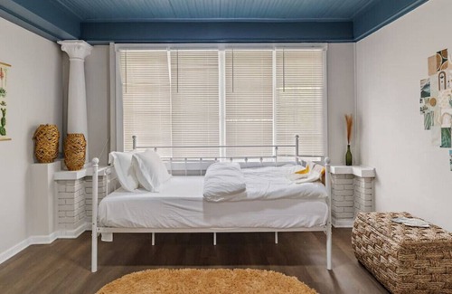 Old Northside Apartment | Perfect for Family & Friends | Spacious 3BR Home