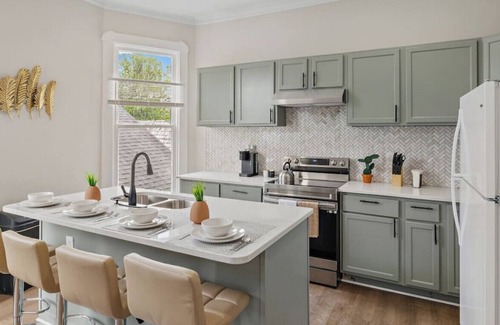 Old Northside Apartment | Perfect for Family & Friends | Spacious 3BR Home