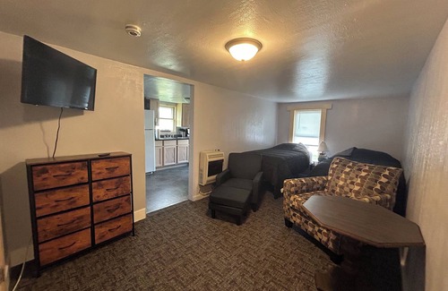 Gypsum Apartment | Perfect for fishing groups! Port Clinton guest unit w/AC, boat parking/plug in