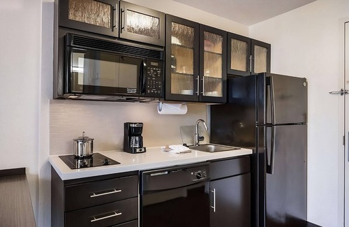 North Arlington Hotel | Perfect For Group and Family Trips! Parking, BBQ! Near Grand Prairie Airport!