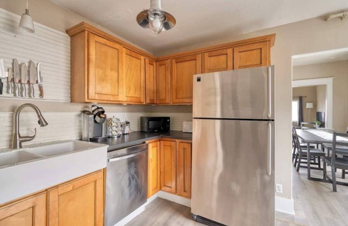 King Apartment | Perfect for Groups Prime Spot 3BR Sleeps 7