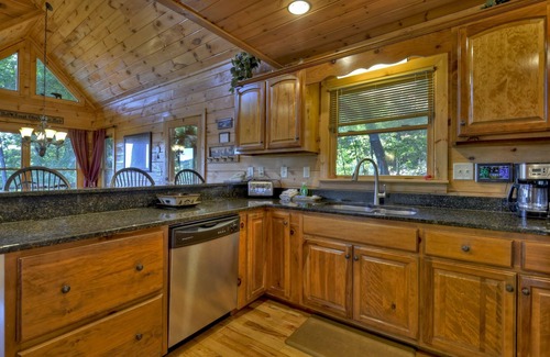 Blue Ridge Cabin | 🐦Perfect for Outdoor Enthusiasts! 🌠 Hiking, Rafting 🚣, Ziplining & More!🚵