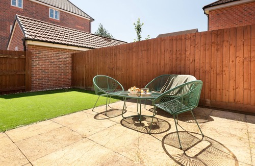 Wootton Bassett House | Perfect for contractors, families, 4 beds, parking