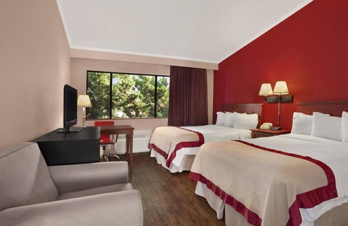 Torrance Hotel | Perfect Getaway! Four Pleasant Units, Pool, Hot Tub, Restaurant