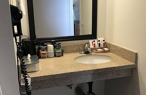 Torrance Hotel | Perfect Getaway! Four Pleasant Units, Pool, Hot Tub, Restaurant
