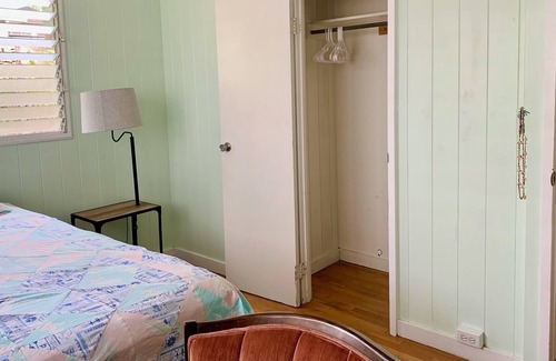 Diamond Head - Kapahulu - St. Louis Cottage | Perfect Honolulu location Clean comfortable room
