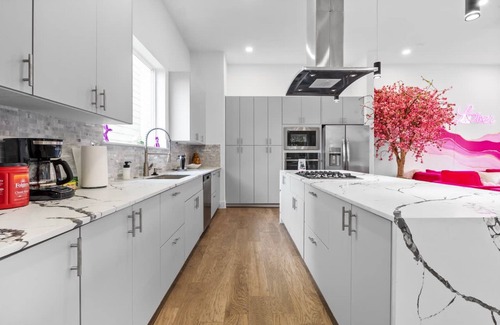 South Central Houston House | Perfect Houston Group Stay for 12 With 6 Beds 6 Baths