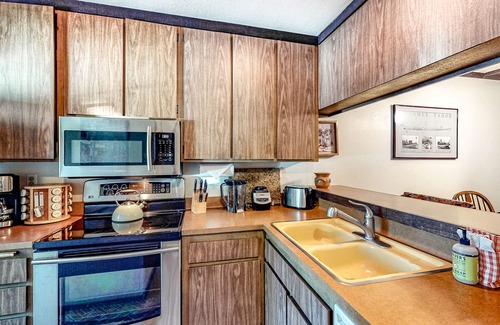Tahoya Shores Condo | Perfect Lake Retreat W/Shared Pool, Fast WiFi, Private Patio & Easy Lake Access