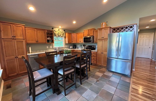 New London House | Perfect Lakefront Getaway on Badin Lake