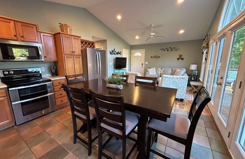 New London House | Perfect Lakefront Getaway on Badin Lake