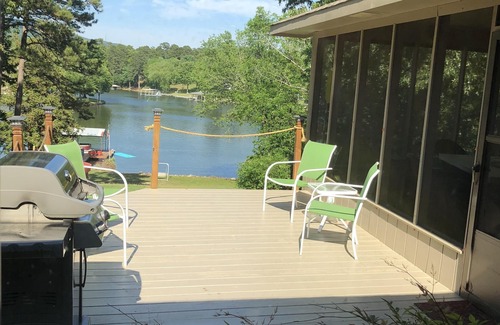 Piney House | Perfect lakefront home with large screen room for family fun on Lake Hamilton