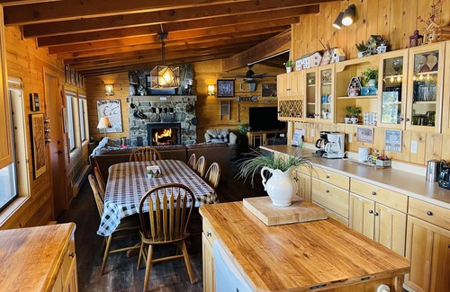 Donnelly Cabin | Perfect lakeside getaway, sandy beach-great for families and friends!