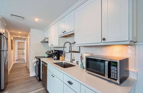 Bradenton Beach Cottage | Perfect location, cute cottage, 2 min walk to beach, 2bd/2ba home w/private pool