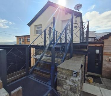Merthyr Tydfil Apartment | Perfect Location 2 BR serviced apartment Nr Bike Park Wales & Brecon Beacons