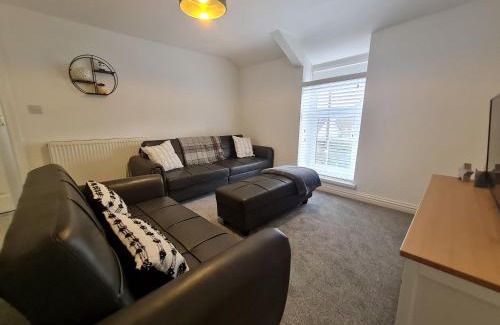 Merthyr Tydfil Apartment | Perfect Location 3 Bed Serviced apartment with Bike Storage for BPW. Close to Brecon Beacons
