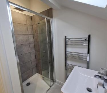 Merthyr Tydfil Apartment | Perfect Location 3 Bed Serviced apartment with Bike Storage for BPW. Close to Brecon Beacons