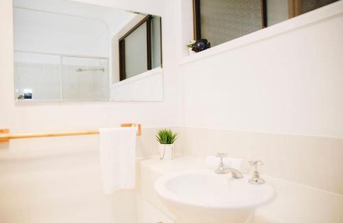 Warana House | Perfect Location 4BR Home Warana - 200m to Beach!
