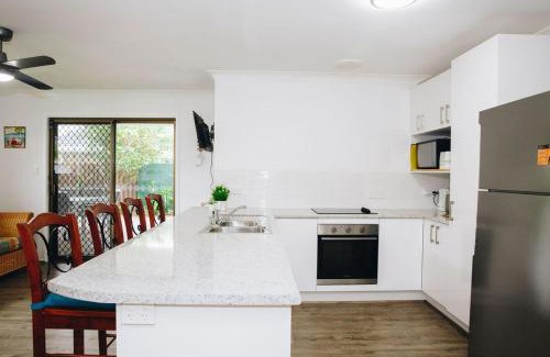 Warana House | Perfect Location 4BR Home Warana - 200m to Beach!