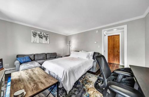 Hamburg Apartment | Perfect Location and Fast Wi-Fi Heart of Village