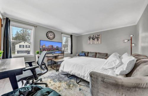 Hamburg Apartment | Perfect Location and Fast Wi-Fi Heart of Village