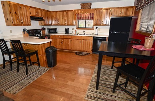 Murphy Cabin | Perfect Location, Close to town, Pet Friendly Cabin with a View, NEW HOT TUB