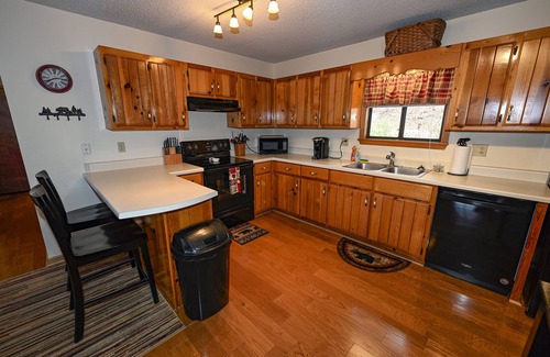 Murphy Cabin | Perfect Location, Close to town, Pet Friendly Cabin with a View, NEW HOT TUB