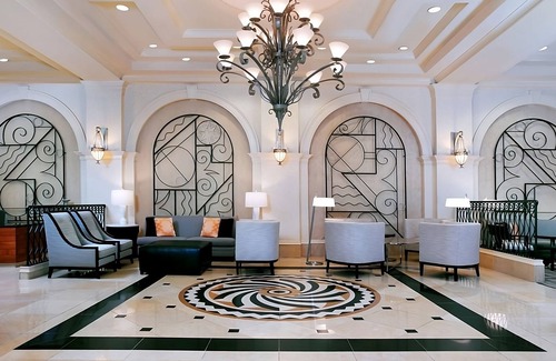 Park Shore Hotel | Perfect Location for Travel Entusiast! Outdoor Swimming Pool + Free Parking