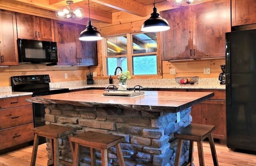 Carbon Hill Cabin | Perfect Location - High Quality Custom Log Cabin - Luxurious Amenities