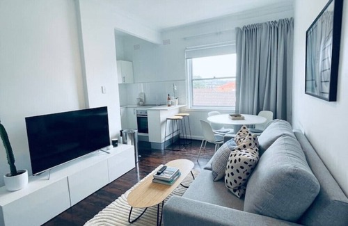 North Bondi Apartment | Perfect Location in Bondi Beach ~ 2 Mins to the Beach ~ Queen Bed