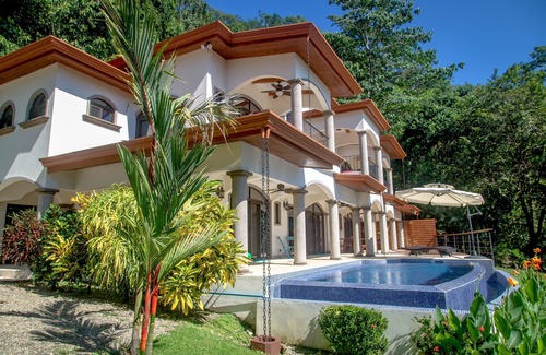 Dominical Villa | Perfect Location, Walk to Beach, Infinity Pool, Luxury Decor, Fast Free Wifi!