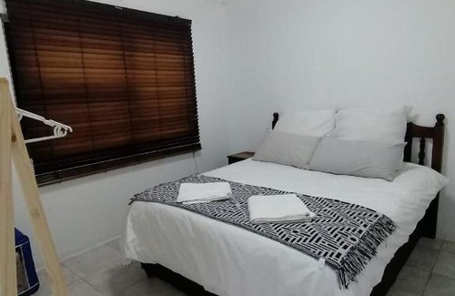 Grassy Park Apartment | Perfect long stay,near Rondevlei nature reserve,wifi