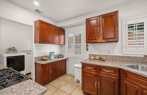 North Long Beach House | Perfect Oasis w/Pool, jacuzzi, close to airports, beach, entertainment and more