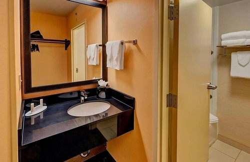 Florida Center Hotel | Perfect Orlando Vacation Spot! Near Universal Studios Orlando! Free Shuttle