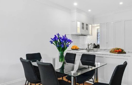 Albert Park Apartment | Perfect Page St. A+ Home. 3Bed, 2.5Bath. Sleeps 6
