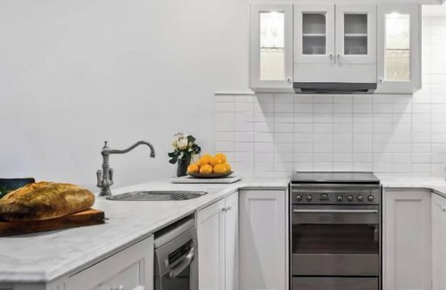 Albert Park Apartment | Perfect Page St. A+ Home. 3Bed, 2.5Bath. Sleeps 6