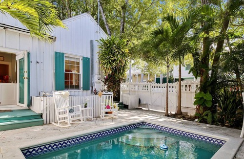 Key West Historic District Cottage | Perfect Pineapple by Avantstay Pet Friendly w/ Pool! Month Long Stays Only