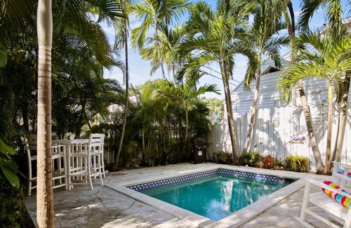 Key West Historic District Cottage | Perfect Pineapple by Avantstay Pet Friendly w/ Pool! Month Long Stays Only