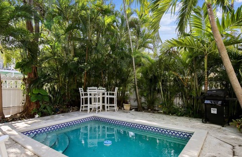 Key West Historic District Cottage | Perfect Pineapple by Avantstay Pet Friendly w/ Pool! Month Long Stays Only