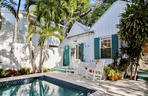 Key West Historic District Cottage | Perfect Pineapple by Avantstay Pet Friendly w/ Pool! Month Long Stays Only