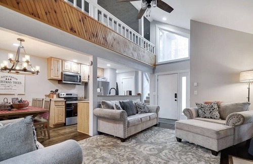 White Haven Cottage | Perfect Pocono Getaway! Ski, Golf, and lake access!