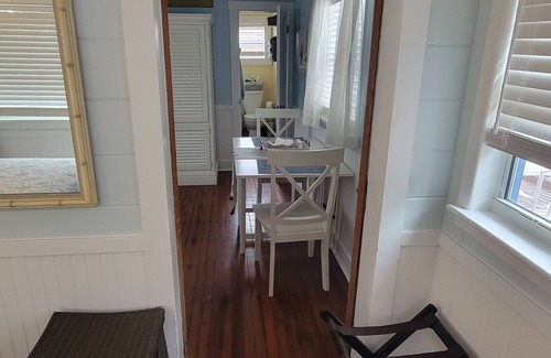 Venice Cottage | Perfect Riverside Getaway! Enjoy Hiking, Kayaking, or Relaxing by the Firepit!