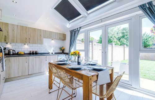 Salford Villa | Perfect Riverside Home in Manchester, FREE Parking