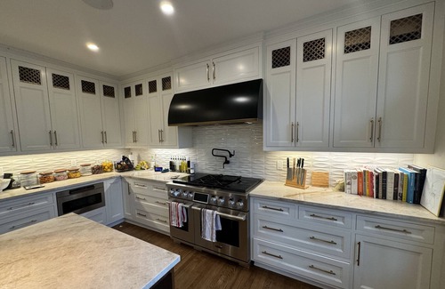 Shorewood House | Perfect Spacious RNC Rental. Rare 1st Fl. Master & Guest both w/ Full Bath.