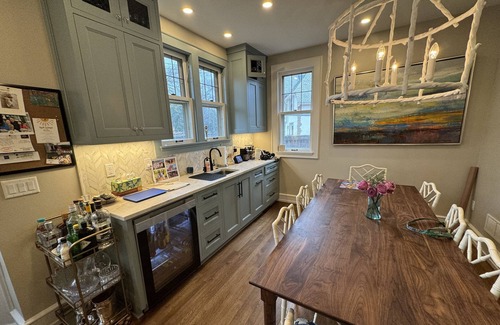 Shorewood House | Perfect Spacious RNC Rental. Rare 1st Fl. Master & Guest both w/ Full Bath.