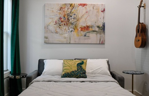 Dahlman Apartment | Perfect Studio Apartment W/Queen Bed, Kitchen, W/D