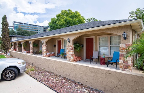 Southbank Apartment | Perfect Studio located in Medical district and San Marco entertainment district!